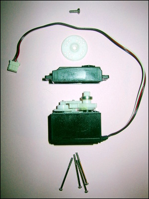 Geoeffnetes HITEC-Servo