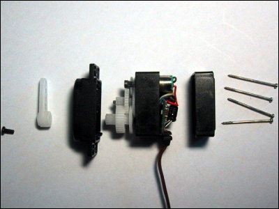 ES-05 Servo aufgeschraubt