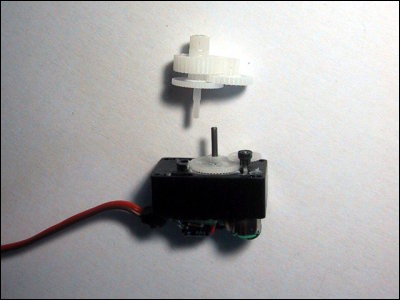 ES-05 Servo mit entfernten Zahnraedern
