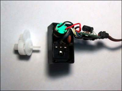 Servo ES-05 mit herausgeklappter Platine