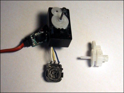 Servo ES-05 mit abgezogenem Poti