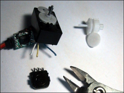 Servo ES-05 mit abgezwicktem Poti