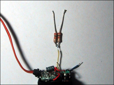 Servo ES-05 mit entstehendem Spannungsteiler
