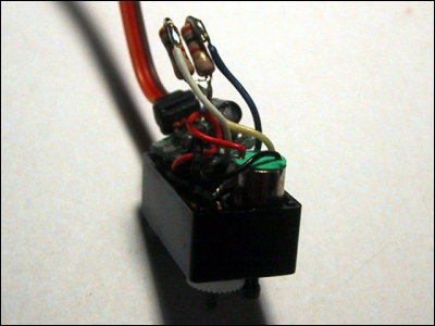 Servo ES-05 mit  fertigem Spannungsteiler